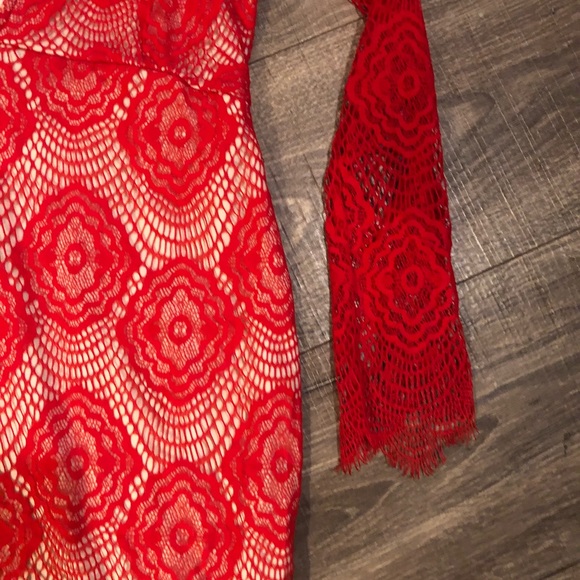 Red lace dress - Picture 4 of 5